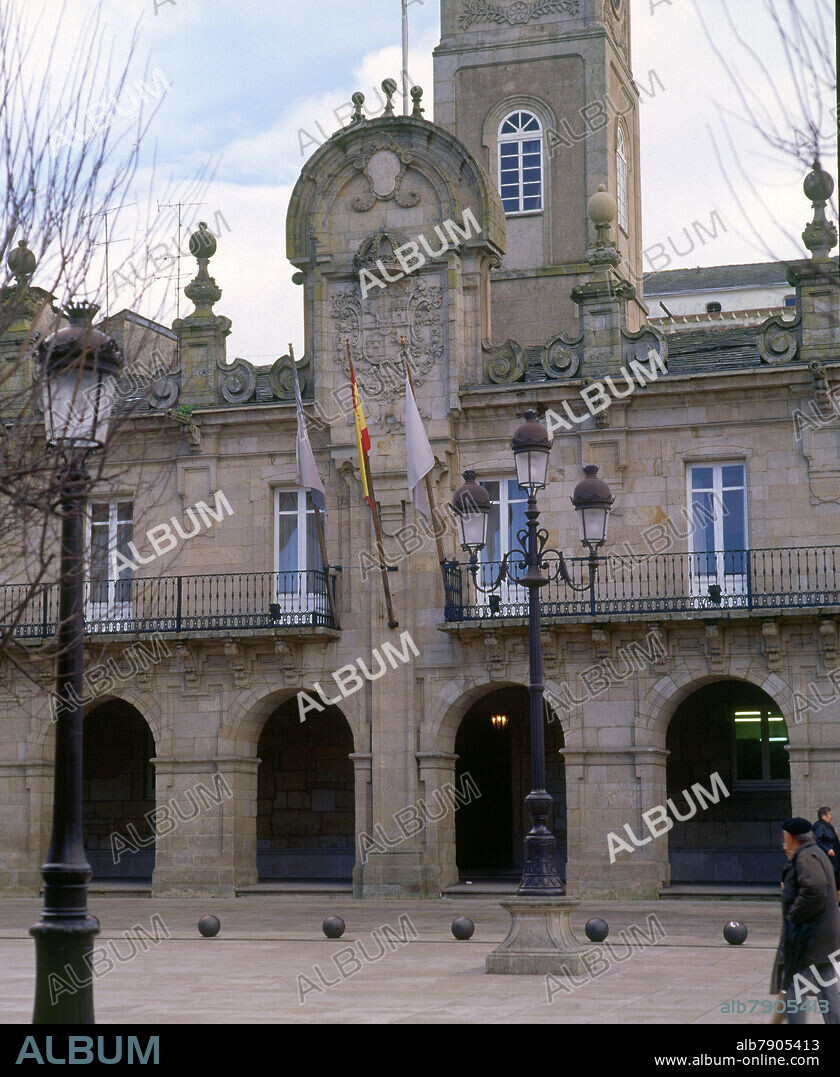 LUCAS FERRO CAAVEYRO (1699-1770). EXTERIOR-DET FACHADA PORTICADA CON ESCUDO REAL BAJO FRONTON SEMICIRCULAR.