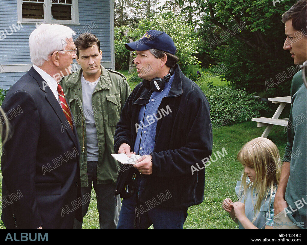 CHARLIE SHEEN, DAVID ZUCKER and LESLIE NIELSEN in SCARY MOVIE 3, 2003, directed by DAVID ZUCKER. Copyright DIMENSION FILMS / SOREL, PETER.