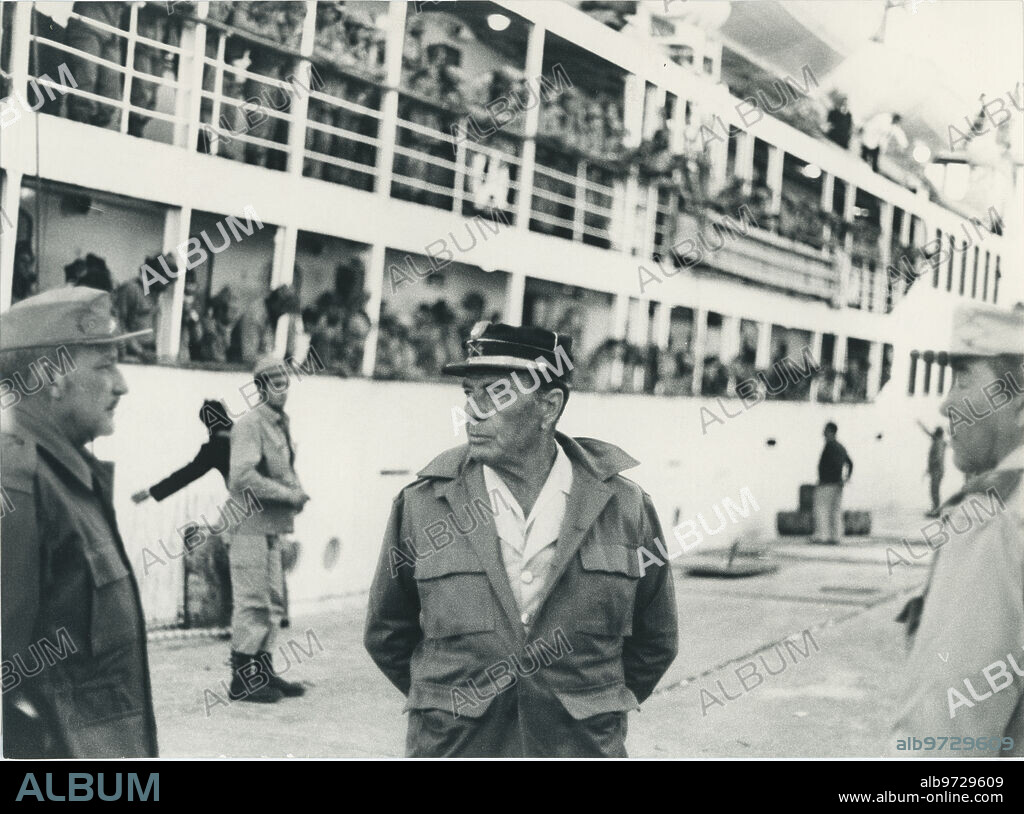 Villa Cisneros, 01/13/1976. General Federico Gómez de Salazar bids farewell to the last Spanish soldiers in the Sahara.