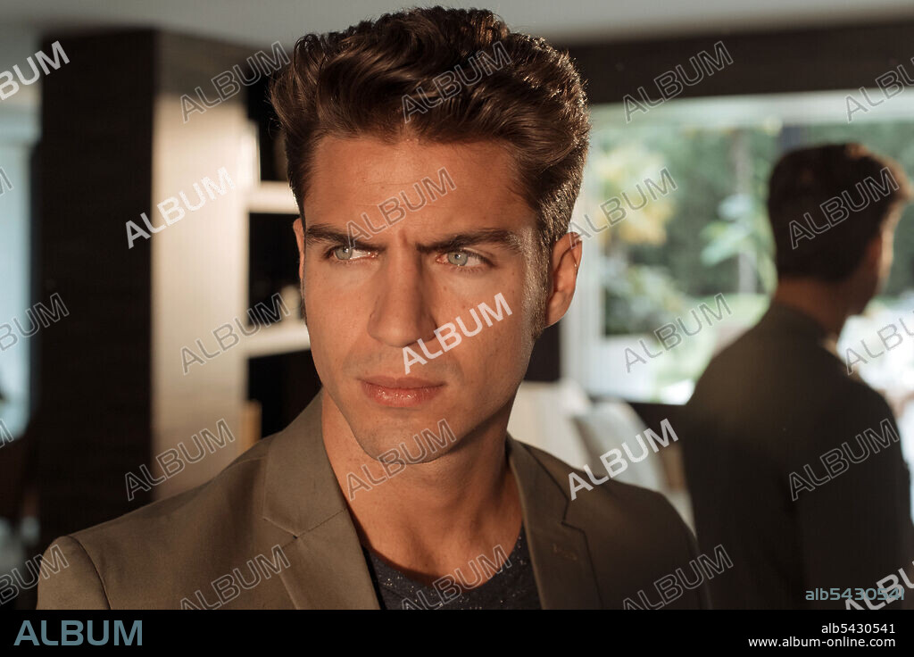 MAXI IGLESIAS in THE EMBASSY, 2016 (LA EMBAJADA), directed by CARLOS SEDES and EDUARDO CHAPERO-JACKSON. Copyright Atresmedia Televisión / Bambú Producciones.