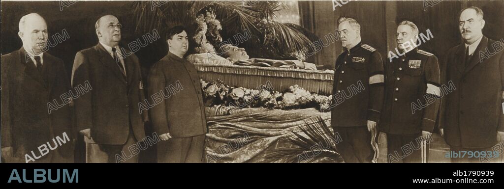 Segunda guerra mundial (1939-1945). Honras fúnebres por la muerte de Stalin. Junto al féretro se situan los destacados dirigentes políticos Kroutchev, Beria, Malenkov, Bulganin, Voroshilov, y Kaganovitch.