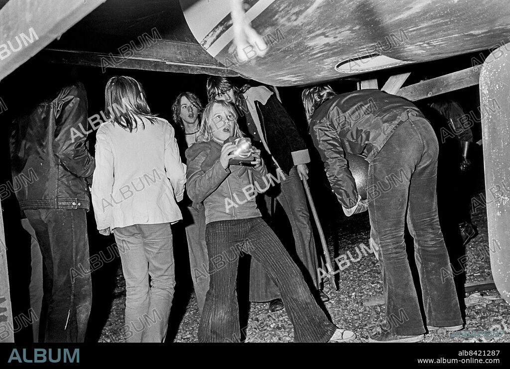 STOCKHOLM 1973-03-25. Polisen har fått in flera anmälningar att man utklädd till en mumie med bandage runt huvet härjar omkring i södra Stockholmsförorten Sätra. Thomas Fergeús i mitten på bilden, påstår sig sett mumien.. Foto: Lars Nyberg / EXP / TT / Kod: 34. **AFTONBLADET OUT**.