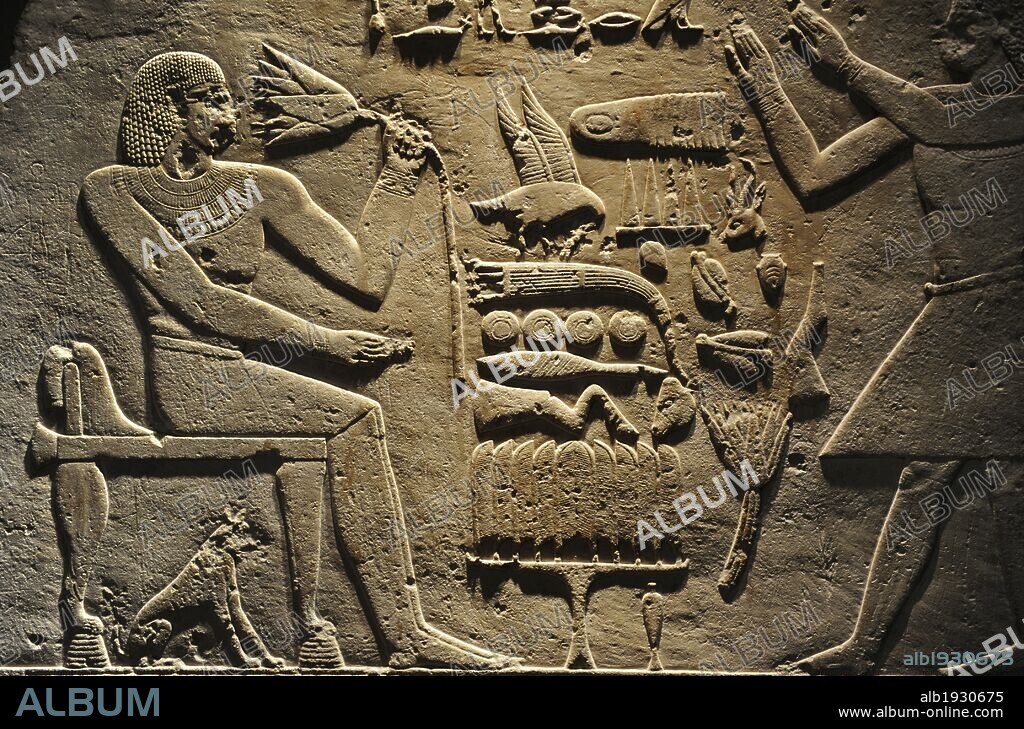 ARTE EGIPCIO. EGIPTO. Estela del general Intef (Antef). Fechada hacia el 2050 a. C. Imperio Medio. XI Dinastía. El difunto aparece representado sentado ante la mesa de ofrendas (alimentos). Detalle. Museo Carlsberg Glyptotek. Copenhague. Dinamarca. Norte Europa.