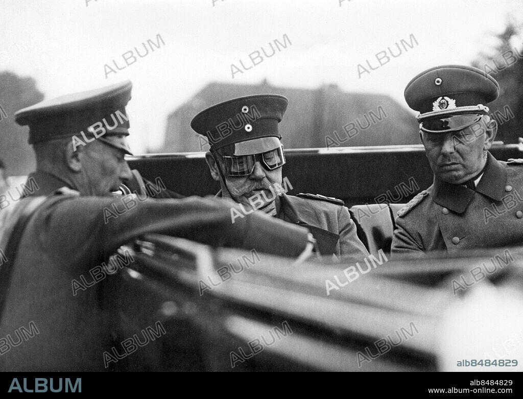 TYSKLAND FRANKFURT AN DER ODER 1932. Orig. bildtext... DIE MANÖVER DER REICHSWEHR BEI FRANKFURT / ODER. Reichspräsident von Hindenburg besichtigte das Manövergelände bei Frankfurt / O. Reichspräsident von Hindenburg mit seinem Sohn Major von Hindenburg auf der Fahrt durch das Manövergelände. Der Chef der Heeresleitung General von Hammerstein erstattet Bericht. Foto: Presse-Photo / AB Text & Bilder / SVT / Kod: 5600 Mapp: Militära bilder: Tyskland Höstmanövern 1932 M 36r Bildserier Fotoreportage Trio Motorglasögon Skyddsglasögon Publ i Die Weimarer Zeit s.105 persons: KURT VON HAMMERSTEIN-EQUORD;PAUL VON HINDENBURG;OSKAR VON HINDENBURG sites: FRANKFURT AN DER ODER;TYSKLAND PhotoDate:1932-??-??.