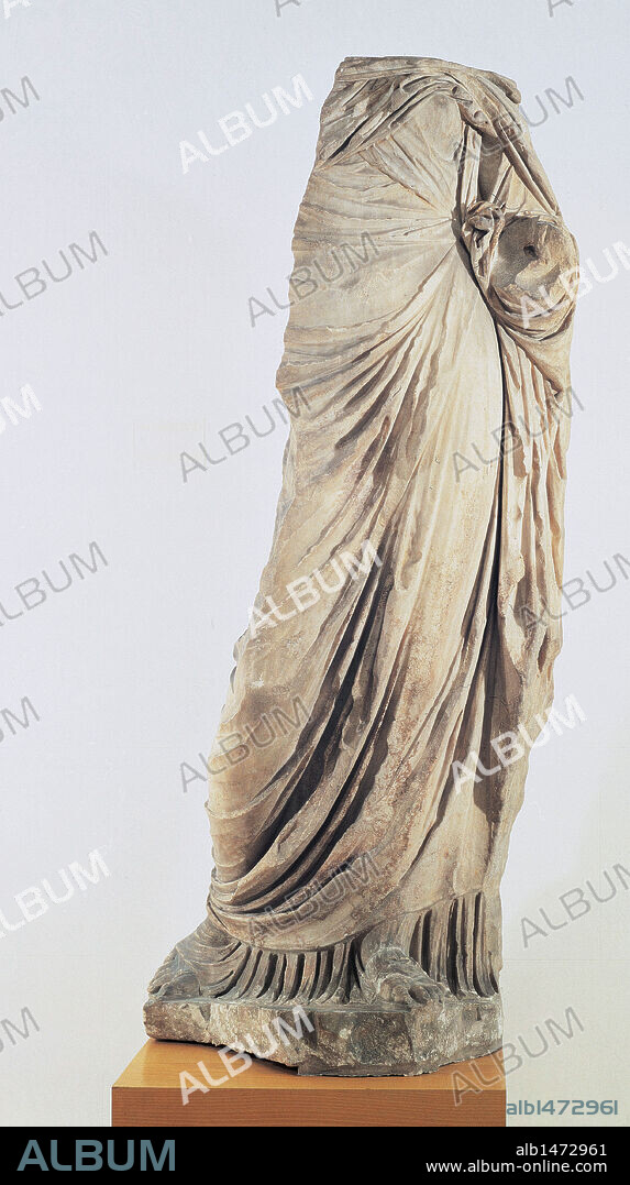 ARTE ROMANO. ESPAÑA. "ESCULTURA FEMENINA CON TUNICA". Realizada en mármol blanco. Fue encontrada sin cabeza. Museo Arqueológico de Barcelona. Cataluña.
