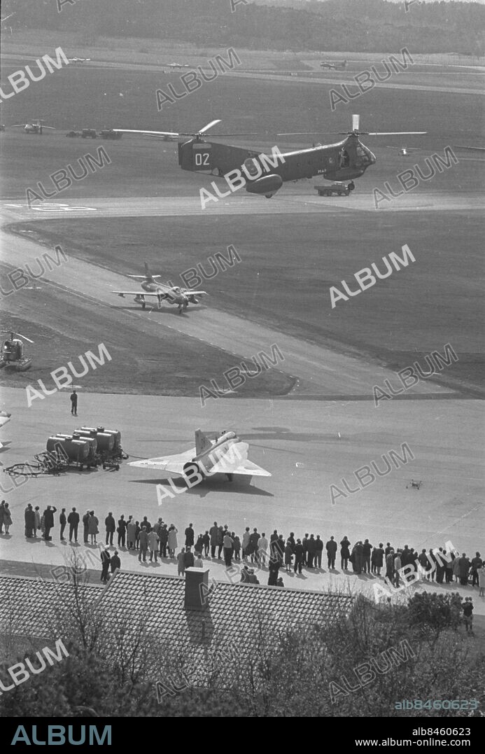 Göteborg - Säve - 1966-05-07 - Flyguppvisning på Säve flygfält - F9 - Vi ser en helikopter Hkp4, en Hawker Hunter, en J35 Draken, en helikopter Hkp2, en SAAB 105 (SK60) samt tre stycken J28 Vampire - *** Local Caption *** GT - blad 71. KAMERAREPORTAGE.
