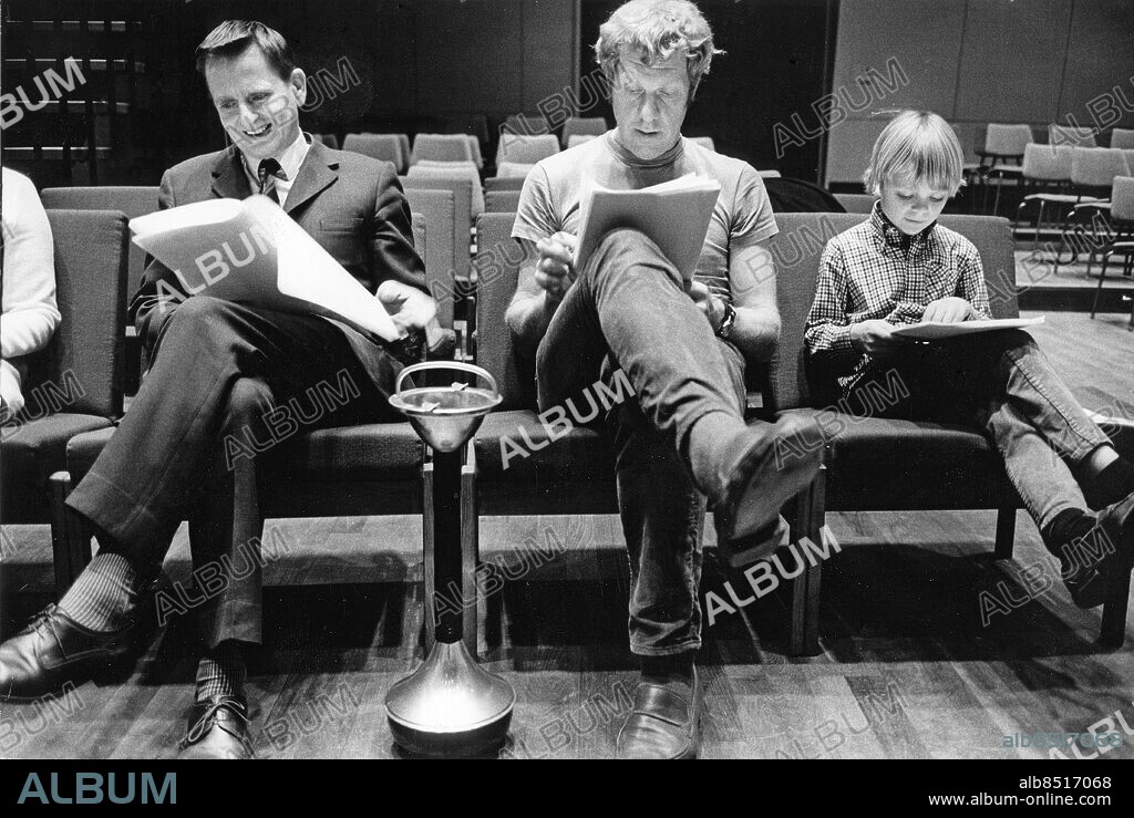 1969.. Orig. bildtext... Adventskalenderna 1969 Anm. Danielsson, Tage, f. 5 februari 1928, d. 13 oktober 1985, underhållare, filmregissör och författare. Palme, Olof, f. 30 januari 1927, d. 28 februari 1986, politiker (socialdemokrat), statsminister 1969-76 och från 1982, statsråd dessförinnan 1963-69. Julkalendern Barnskådespelare Studios Golvaskkopp persons: JAMES DICKSON;TAGE DANIELSSON;OLOF PALME sites: SVERIGE.