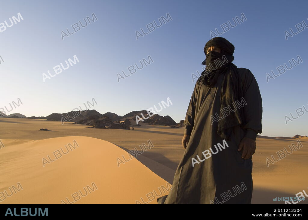 Tuareg, Akakus, Sahara desert, Fezzan, Libya, North Africa, Africa.