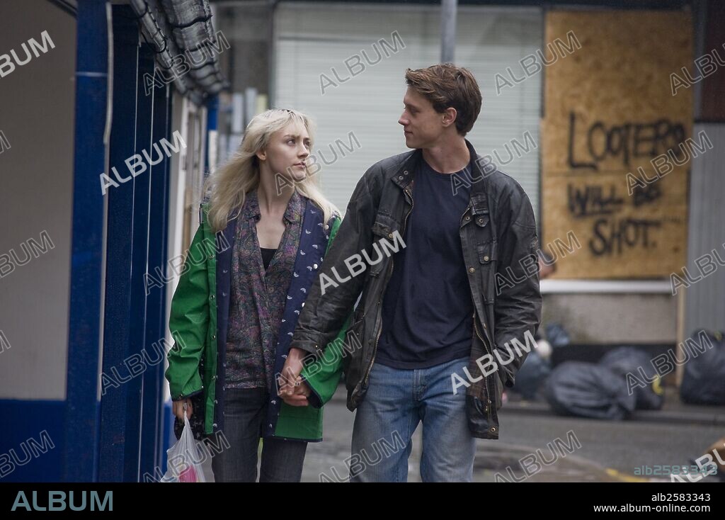 GEORGE MACKAY and SAOIRSE RONAN in HOW I LIVE NOW, 2013, directed by KEVIN MACDONALD. Copyright COWBOY FILMS.