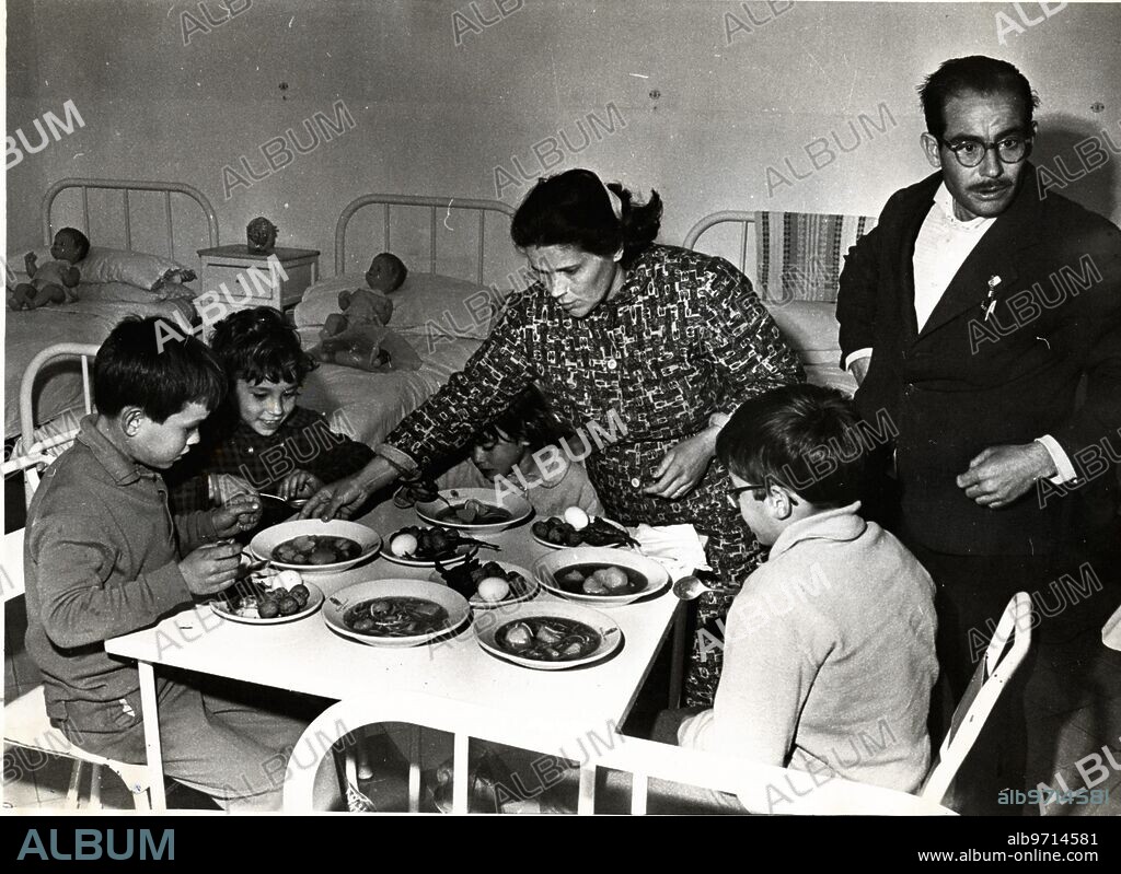 Murcia, December 1965. Piedad Martínez del Águila, the oldest of ten children, murdered four of her siblings when she was only 12 years old. In the image, the parents, Andrés, a bricklayer, and Antonia, along with several of their children, during their confinement in the Provincial Hospital in the last days of December 1965.