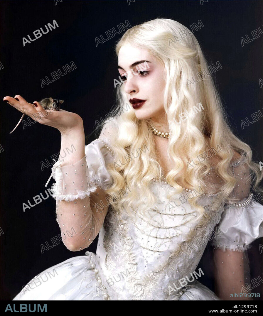 ANNE HATHAWAY en ALICIA EN EL PAIS DE LAS MARAVILLAS, 2010 (ALICE IN WONDERLAND), dirigida por TIM BURTON. Copyright WALT DISNEY PICTURES.