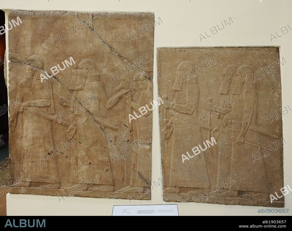 ARTE MESOPOTAMICO. ASIRIO. Relieves de las paredes laterales de una rampa del PALACIO DE NINIVE. Alabastro. 704-689 a. C. Representación de oficiales asirios y cortesanos transportando un trono móvil. Museo de Pérgamo (Isla de los Museos). Berlín. Alemania.