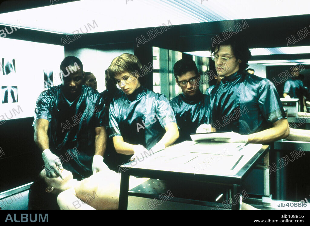 FRANKA POTENTE en ANATOMIA, 2000 (ANATOMIE), dirigida por STEFAN RUZOWITZKY. Copyright COLUMBIA PICTURES.