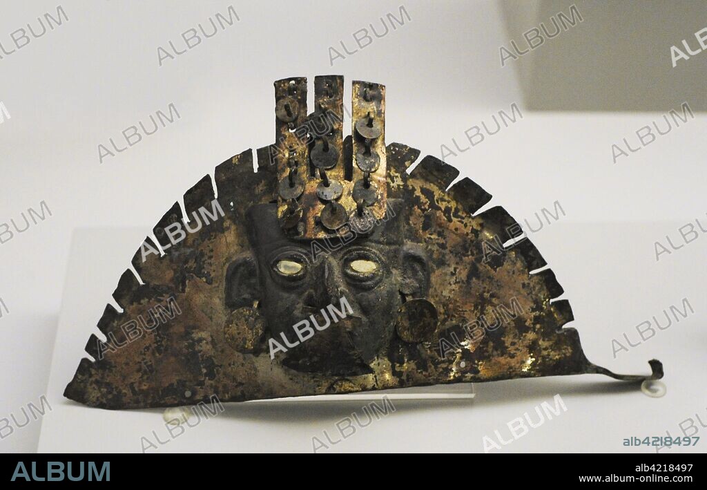 Tocado o pectoral. Plata y cobre. Cultura Mochica, Período Intermedio Temprano (100 a. C-700 d. C.). Perú. Museo de América. Madrid. España.