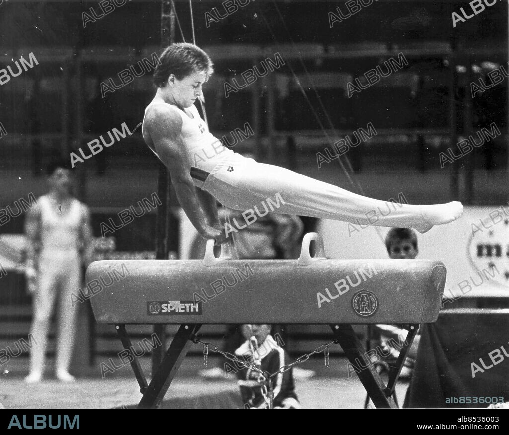 Göteborg 1987-09-24. Johan Jonasson - gymnast som tävlade för Gymnastikföreningen Brommagymnasterna - var under 1980-talet och tidiga 90-talet Sveriges enda gymnast i världstoppen - på bilden agerar han på bygelhästen *** Local Caption *** GP Foto: Thore Leykauff. KAMERAREPORTAGE.