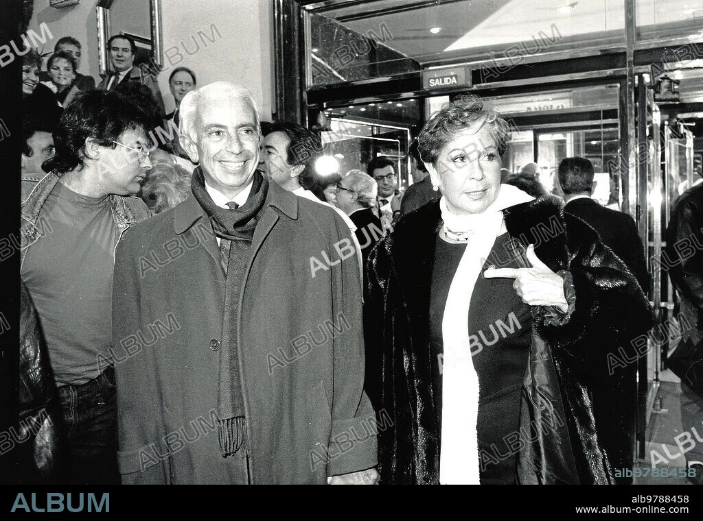 Madrid, 12/03/1991. Bodas de plata de la «Antología de la Zarzuela». Lina Morgan y su hermano José Luis a su llegada al teatro Nuevo Apolo de Madrid en 1991.