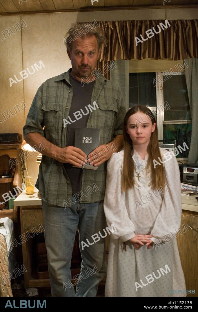 KEVIN COSTNER y MADELINE CARROLL en EL ULTIMO VOTO, 2008 (SWING VOTE), dirigida por JOSHUA MICHAEL STERN. Copyright TREEHOUSE FILMS/G&M FILMS/1821 PICTURES/RADAS PICTURES.