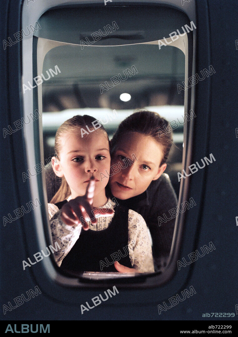 JODIE FOSTER y MARLENE LAWSTON en PLAN DE VUELO: DESAPARECIDA, 2005 (FLIGHTPLAN), dirigida por ROBERT SCHWENTKE. Copyright TOUCHSTONE PICTURES / BATZDORFF, RON.