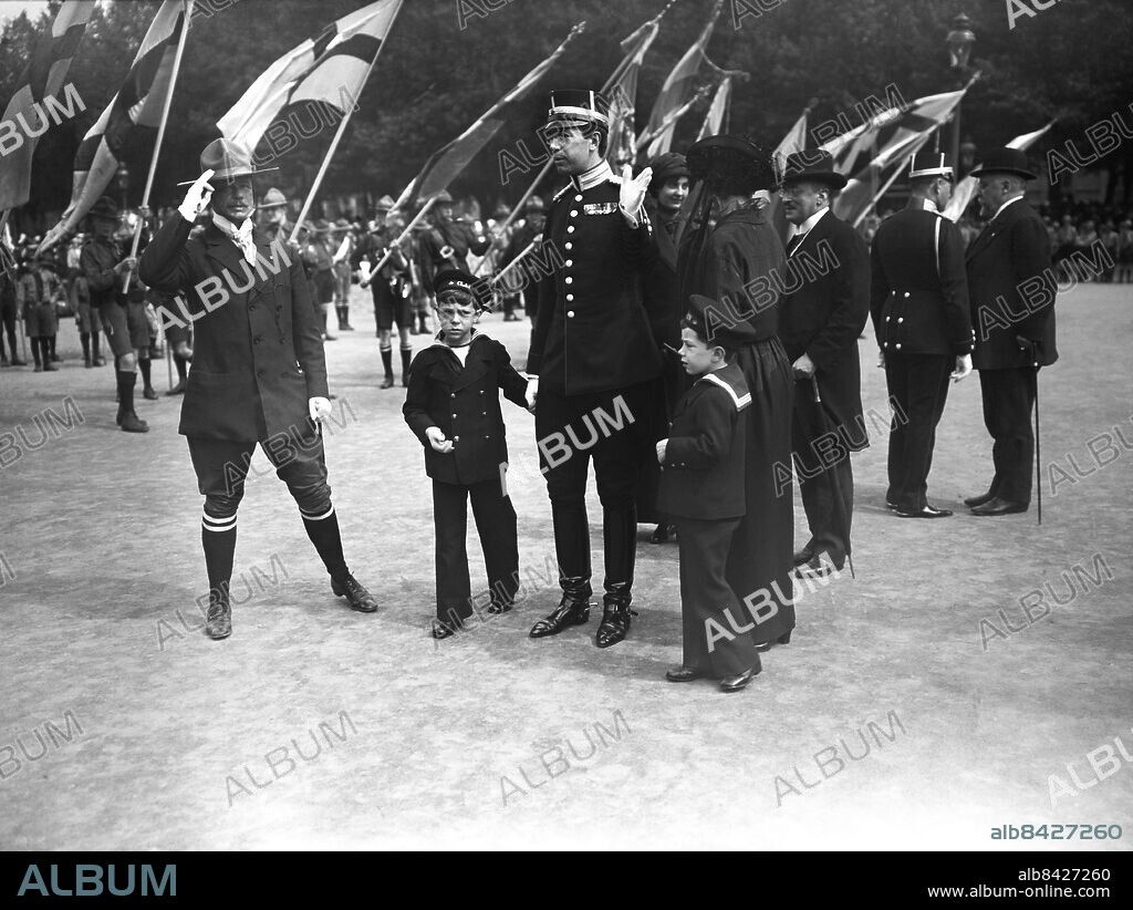 ARKIV 1917 . Kronprins Gustaf Adolf och prins Gustaf Adolf och prins Sigvard uppvaktas av scouter. Mannen till vänster är Ebbe Lieberath, ledare för den svenska scoutkåren.. Crown prince Gustaf Adolf and prince Gustaf Adolf and prince Sigvard salute a group of boy-scouts. To the left Swedish scout leader Ebbe Lieberath.. Foto: TT / Kod 1900.