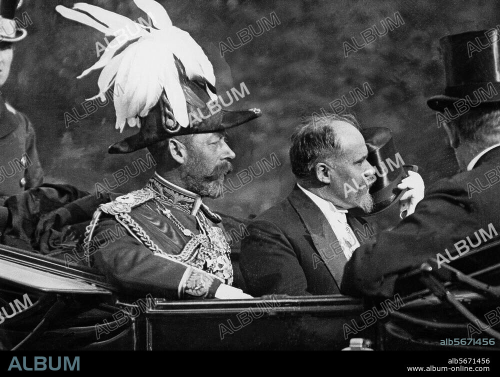 George V. King of Great Britain; 1865-1936. State visit of George V to France for the tenth anniversary of the Entente Cordiale, April 1914: Georg V and the French President Raymond Poincaré in a carriage. Photo.