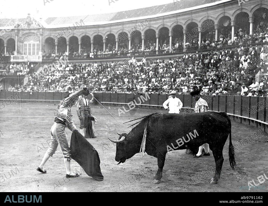 Seville, 08/10/1913. Bullring. Manuel Navarro bulldozing one of Correa's bulls. Photo: Baldomero Domínguez.