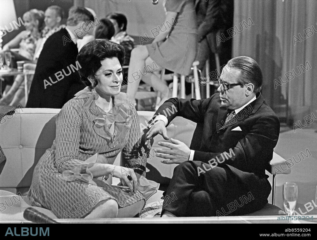 1969-03.. DET ÄR VÅREN. TV-program vid Valborgs dårskaper.. Sänt första gången 1969-04-30.. Här ses Elisabeth Söderström, opera- och konsertsångerska (sopran), och Lars Orup, radio- och TV-journalist.. Foto: Bo-Aje Mellin / RiR / SVT / Kod: 5600. Reportage publ. i RiR 18/69.. RiR 19397 sv/v.