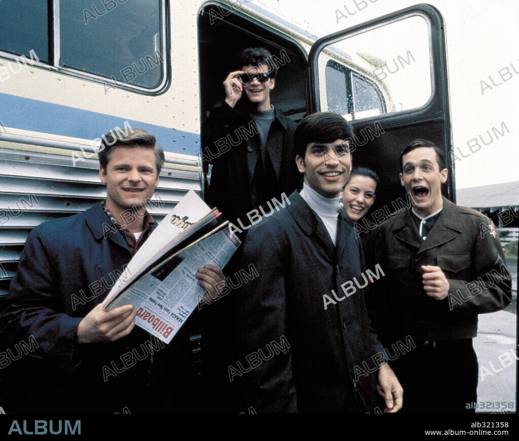 ETHAN EMBRY, JONATHON SCHAECH, LIV TYLER, STEVE ZAHN and TOM EVERETT SCOTT in THAT THING YOU DO, 1996, directed by TOM HANKS. Copyright 20TH CENTURY FOX / CARUSO, PHILLIP.