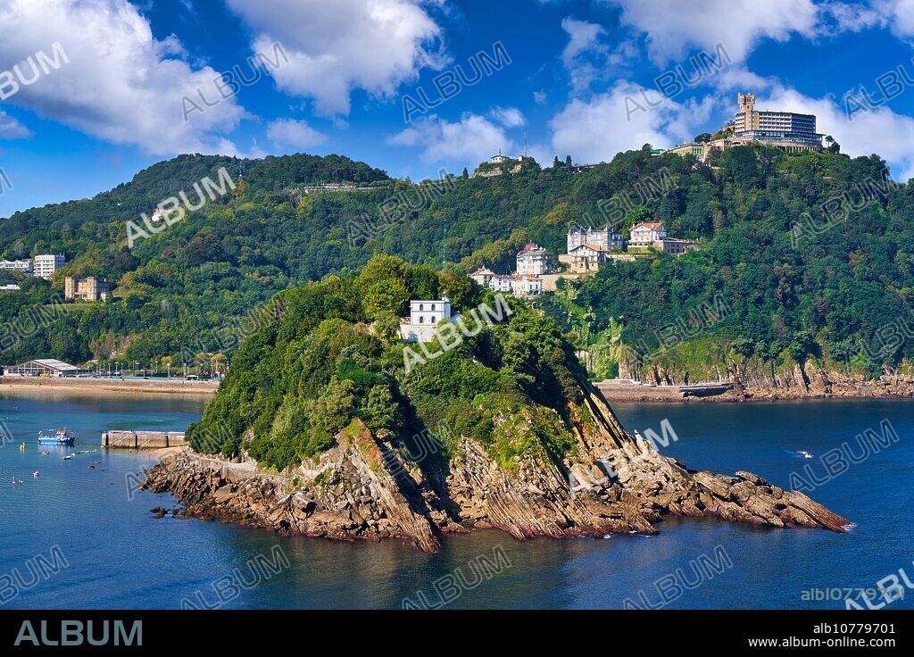 Isla Santa Clara con la Casa del Faro donde se encuentra la obra Hondalea de la escultora Cristina Iglesias, Al fondo el Monte Igeldo, Donostia, San Sebastian, Ciudad cosmopolita de 187.000 habitantes, destaca por su gastronomía, playas urbanas y edificios inspirados en la arquitectura parisina, Gipuzkoa, Basque Country, Spain, Europe.