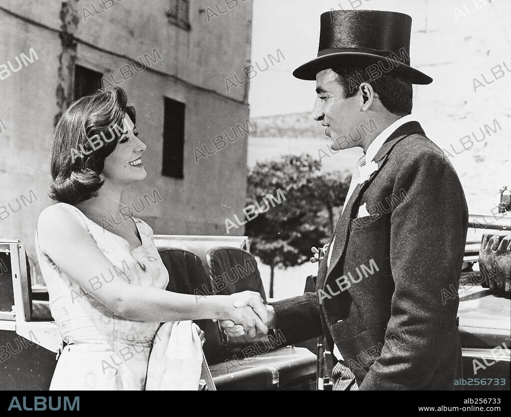 CONCHA VELASCO y PEPE RUBIO en LA BODA ERA A LAS DOCE, 1964, dirigida por JULIO SALVADOR. Copyright URANIA FILMS.