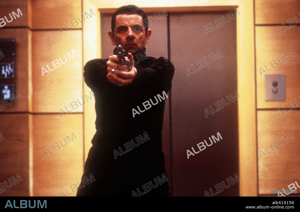 ROWAN ATKINSON in JOHNNY ENGLISH - DER SPION, DER ES VERSIEBTE, 2003 (JOHNNY ENGLISH), unter der Regie von PETER HOWITT. Copyright ROGUE MALE FILMS LTD.
