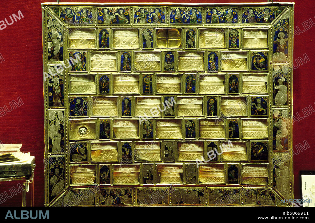 Roncesvalles museum; "ajedrez de Carlomagno" / Charle Magne´s chess table; XIVth. cent. (Sant James pilgrims way to Santiago).