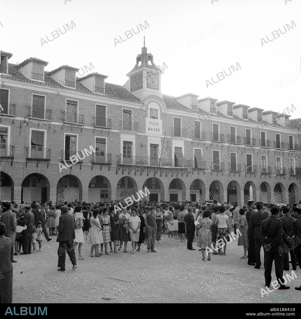 FRANCISCO SANCHEZ. GENTE FRENTE AL AYUNTAMIENTO DE OCAÑA EL DIA DEL HOMENAJE A DON ALONSO DE ERCILLA Y ZUÑIGA - FOTOGRAFIA EN BLANCO Y NEGRO - AÑOS 60 -.