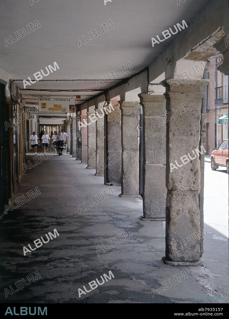 SOPORTALES DE LA PLAZA MAYOR DE BURGO DE OSMA - FOTO AÑOS 90.