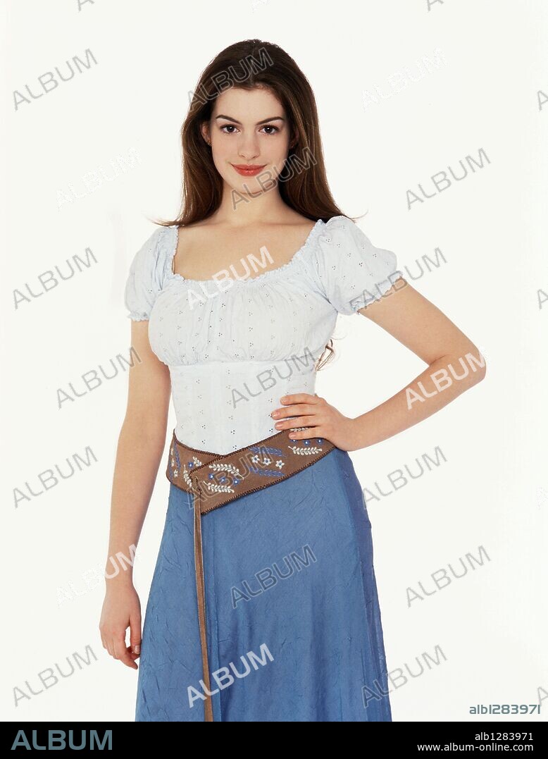 ANNE HATHAWAY in ELLA ENCHANTED, 2004, directed by TOMMY O'HAVER. Copyright BLESSINGTON FILM PROD/JANE STARTZ/MIRAMAX/MOMENTUM/WORLD 200.