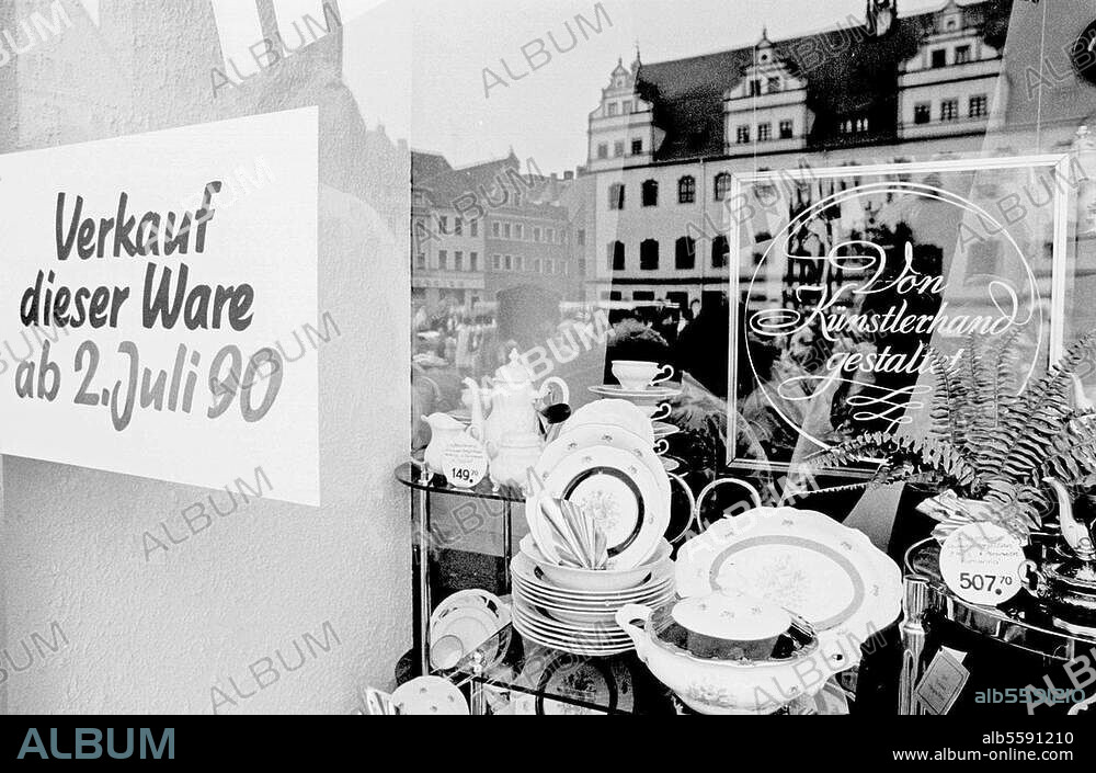 Deutschland / DDR: Vor der Wirtschaftsund Währungsunion am 1. Juli 1990. Schild im Schaufenster eines Haushaltswarengeschäftes in Wittenberg, Collegienstraße: "Verkauf dieser Ware ab 2. Juli 1990". Foto, 28.6.1990.