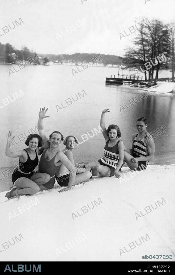 STOCKHOLM 1920-tal.. Orig. bildtext... WINTER-BATHERS IN THE ARCHIPELAGO OF STOCKHOLM. Photo shows the champion swinners Arne Borg and Lasse Kratz together with some brisk woman winter-bathers outside of Stockholm. Anm. Stockholms skärgård Simmare Simsport Baddräkter Hälsningar Ränder Randigt CD154 persons: Lars Kratz ;Arne Borg sites: STOCKHOLM ;SVERIGE.