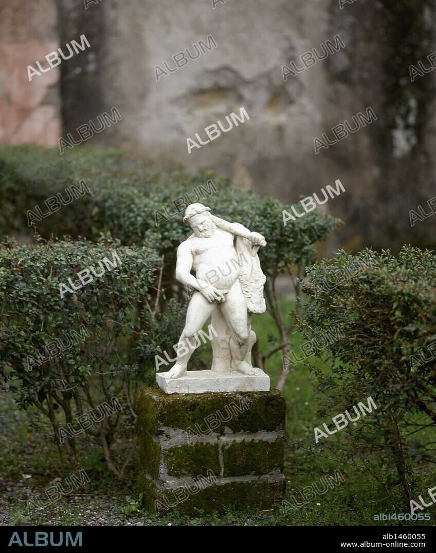 ARTE ROMANO. ITALIA. Escultura de mármol que representa a HERCULES EBRIO. CASA DEL CIERVO. HERCULANO. Región de la Campania.