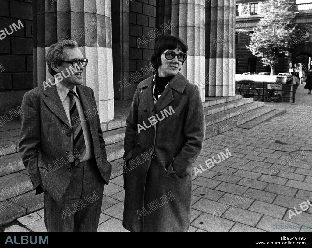 ARKIV 1976-09-20. Socialdemokraternas avgående statsråd Bertil Zachrisson och Lena Hjelm-Wallén väntar på de övriga i den avgående regeringen utanför kanslihuset i Stockholm 20 september 1976, dagen efter valförlusten.. Foto: Owe Sjöblom / SvD / SCANPIX / Kod: 11014.