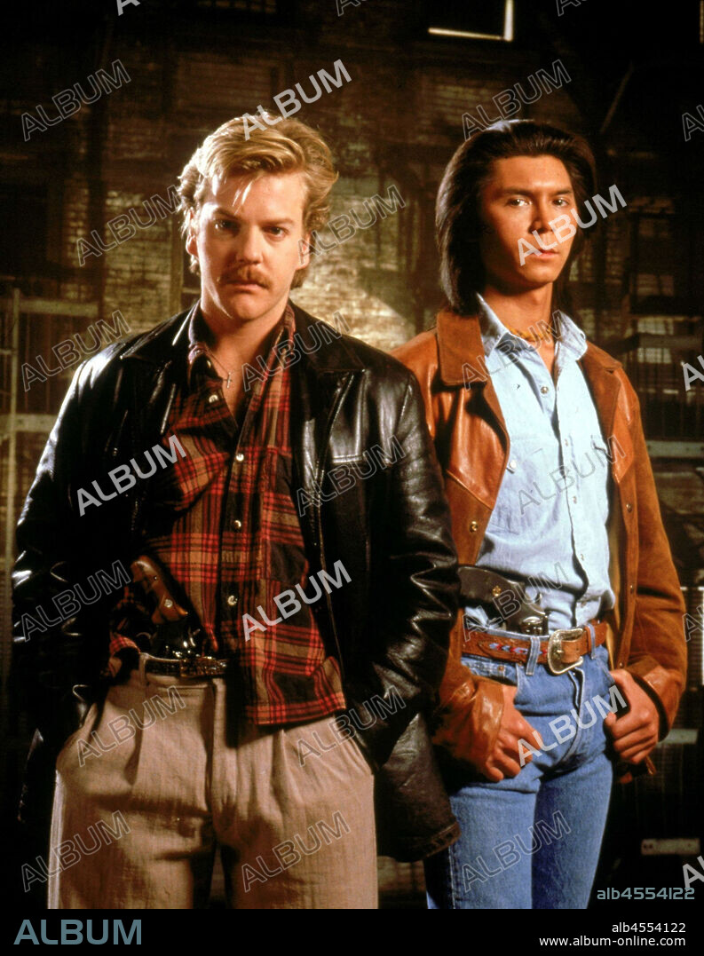 KIEFER SUTHERLAND and LOU DIAMOND PHILLIPS in RENEGADES, 1989, directed by JACK SHOLDER. Copyright UNIVERSAL PICTURES.