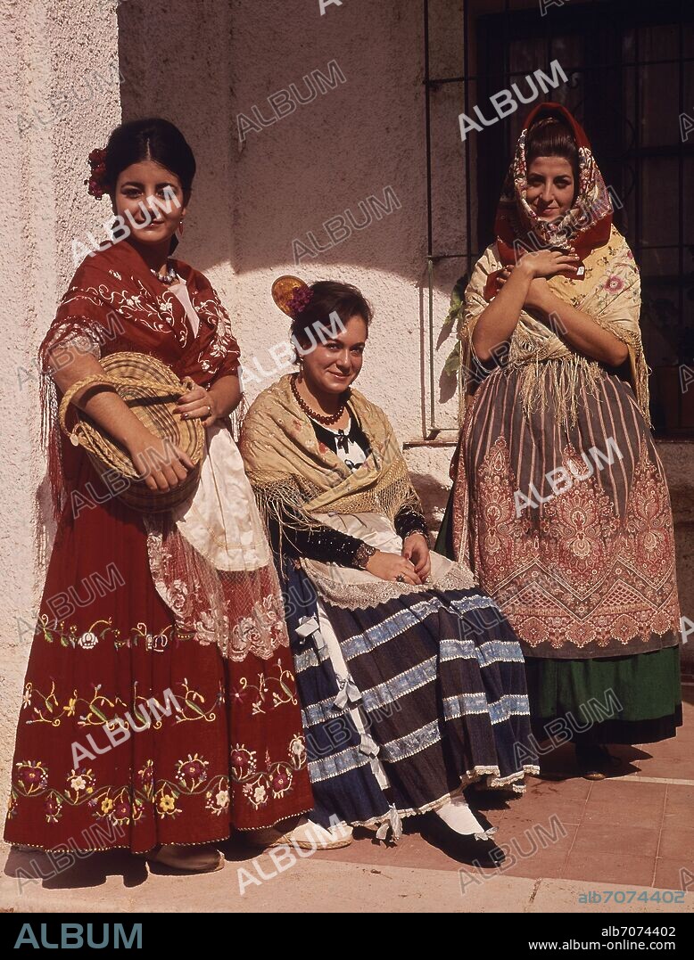 AUTOR LIBRE 01307. TRAJE REGIONAL MUJERES DE ALMERIA.