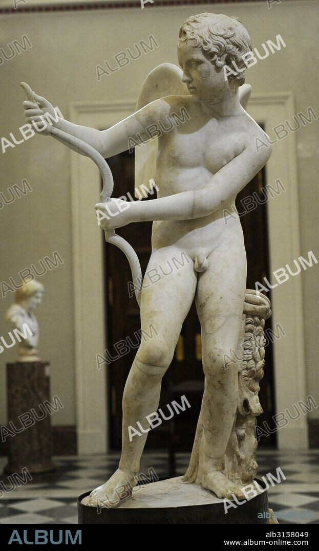 Eros tensando su arco. Mármol. Trabajo romano del siglo II D. C. copiado de un original griego de la segunda mitad del siglo IV A. C. de Lisipo. Museo del Hermitage (The State Hermitage Museum). San Petersburgo. Rusia.