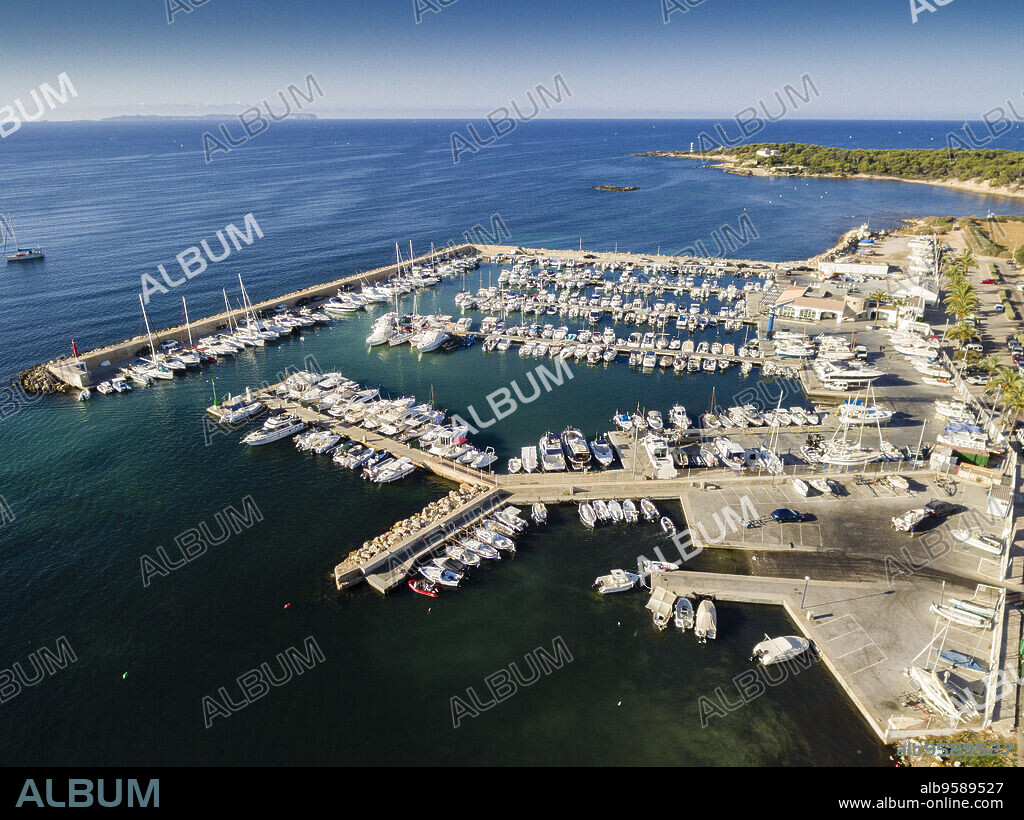 Club Nautico S'Estanyol, con el Faro de S'Estalella al fondo, llucmajor, Mallorca, balearic islands, spain, europe.
