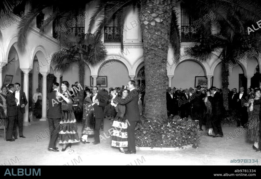 Sevilla. Junio de 1922. En el Palacio de Villamanrique. S.A. la Infanta Doña Luisa (x) bailando con el Gobernador Civil en la fiesta organizada por la Augusta Dama y su esposo, el Infante D. Carlos, en honor de las damas de la Cruz Roja.