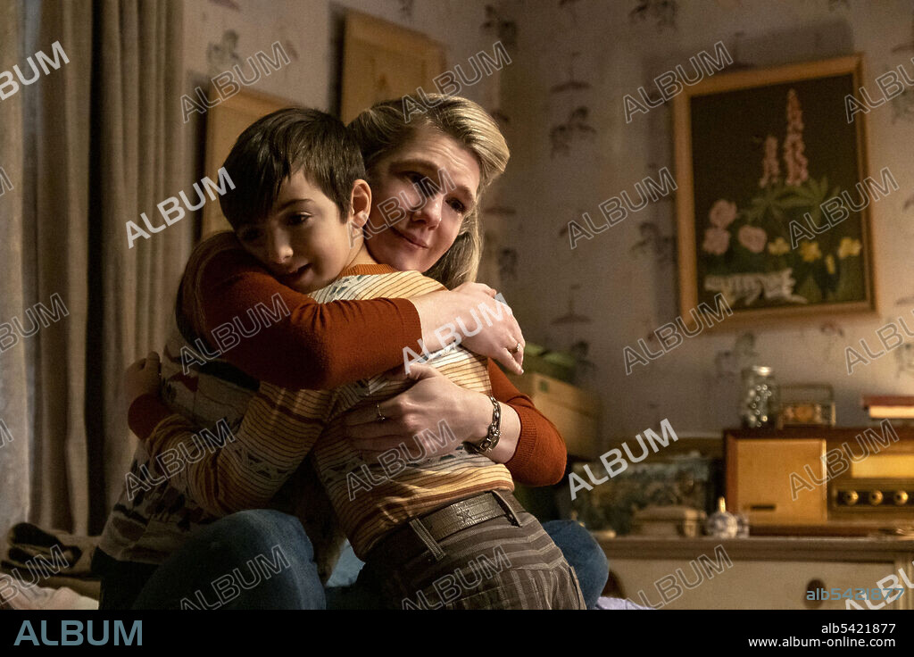 DANIEL RANIERI and LILY RABE in THE TENDER BAR, 2021, directed by GEORGE CLOONEY. Copyright Smoke House Pictures / Big Indie Pictures.