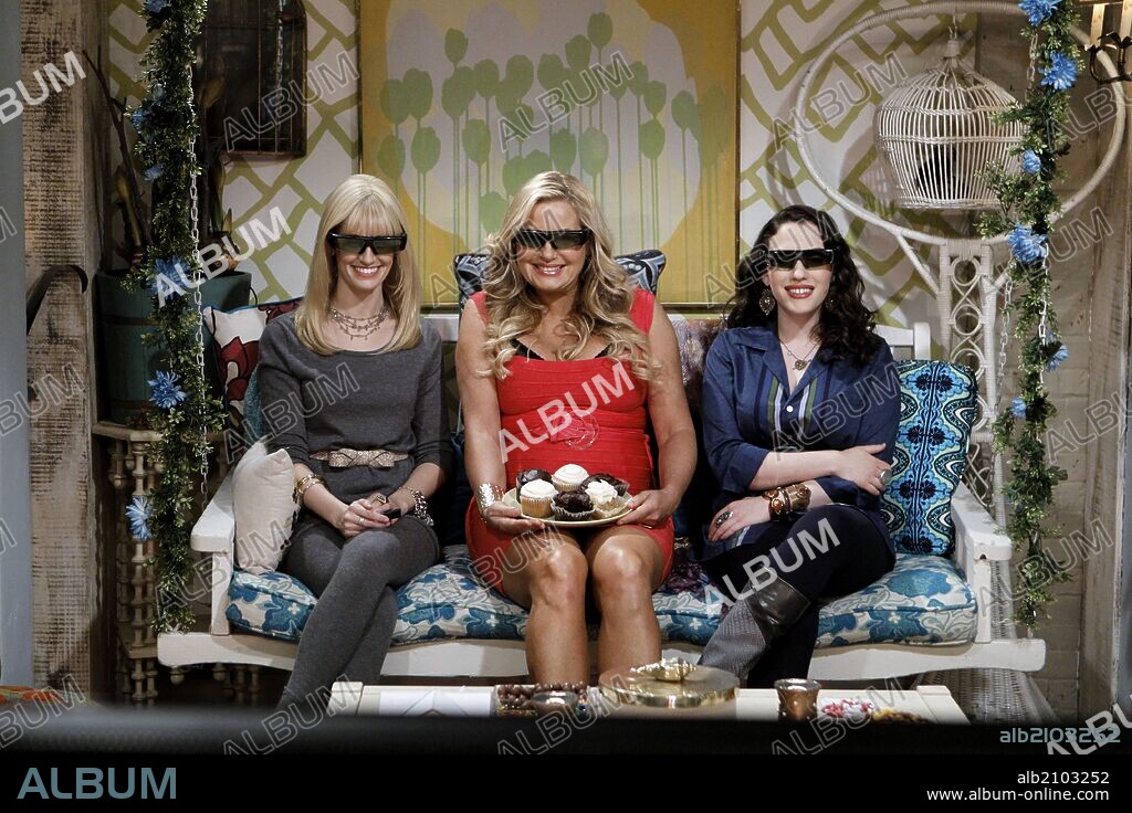 BETH BEHRS, JENNIFER COOLIDGE y KAT DENNINGS en DOS CHICAS SIN BLANCA, 2011 (2 BROKE GIRLS), dirigida por MICHAEL PATRICK KING y WHITNEY CUMMINGS. Copyright WARNER BROS. TELEVISION.