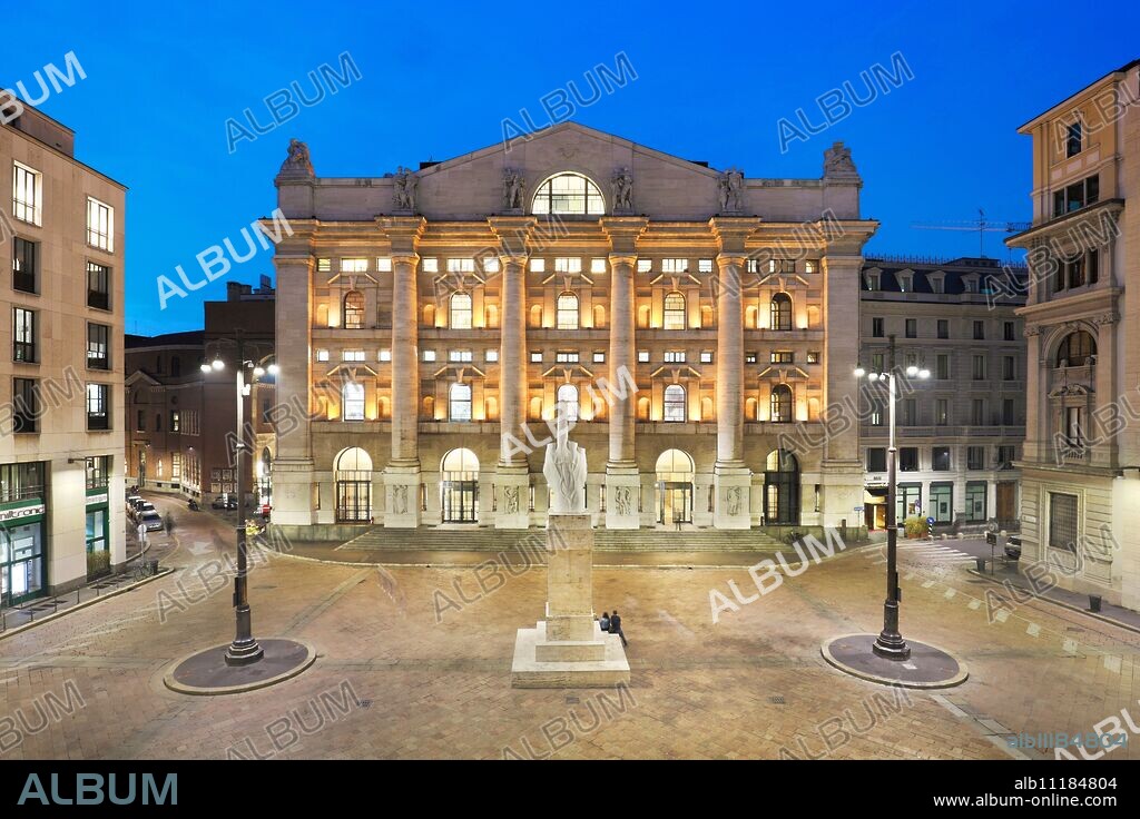 Palazzo Mezzanotte, Piazza degli Affari, Milan, Lombardy, Italy, Europe.