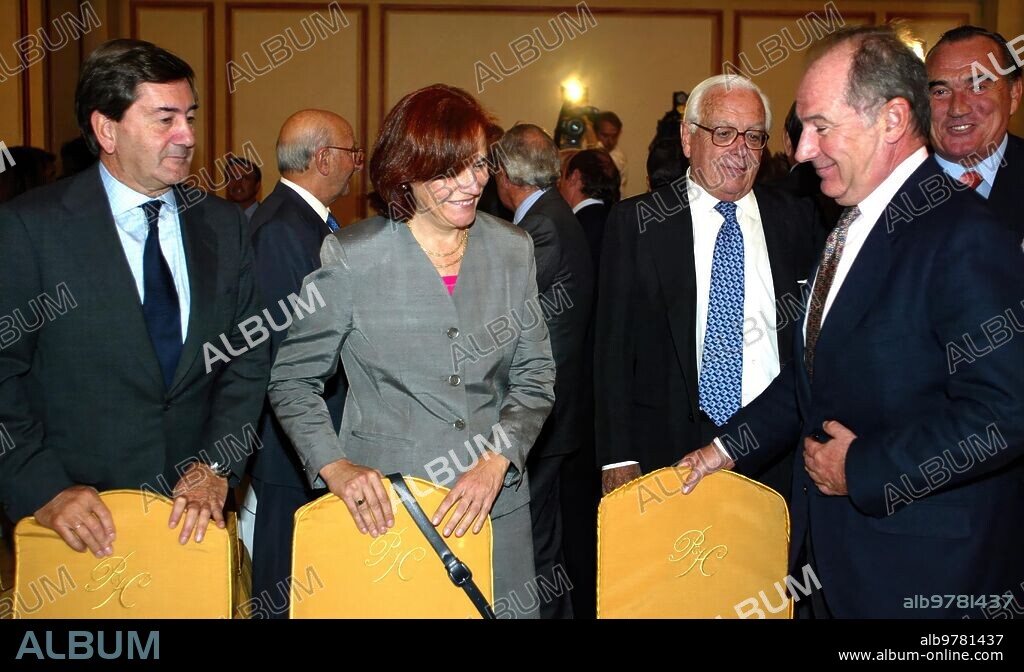 Madrid, 26-9-02. Premios de la Energía; En la imagen el vicepresidente del gobierno Rodrigo rato con Fernando Fernández Tapias, Iñigo de Oriol, la comisaría Europea Loyola de palacio y Alfonso Cortina. Foto Ernesto Agudo.