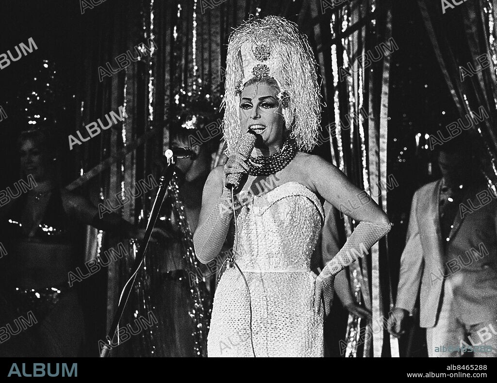 STOCKHOLM 1967-03-16. Sångerskan och revyartisten Git Gay ( 1921-2007) personifierar kanske bäst begreppet . "Primadonna " i svenskt nöjesliv. Här i sin egen show på Strand.. Foto: TT Historical / kod 1900.