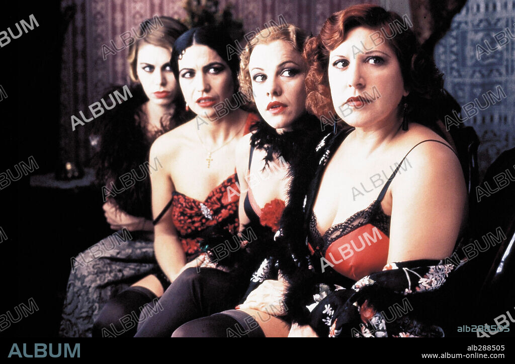 ANGELES MARTIN y LOLES LEON en LIBERTARIAS, 1996, dirigida por VICENTE ARANDA. Copyright SOGETEL/LOLAFILMS.