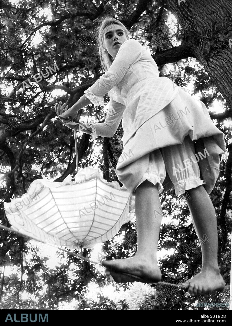 x 1966-03-21. Filmen Elvira Madigan. Pia Degermark som Elvir dansar går på lina med ett parasoll.. Foto Torbjörn Carlson / Sydsvenskan / SCANPIX. **OUT Kvällsposten, Skånska Dagbladet, Metro Skåne**. ***BETALBILD***.